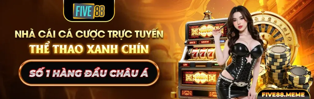 Một người chơi đang phân tích bảng tỷ lệ cược thể thao trên máy tính bảng, xung quanh là các biểu tượng bóng đá, bóng rổ, với ánh sáng xanh lá cây phản chiếu, liên quan đến 33bet khuyến mãi